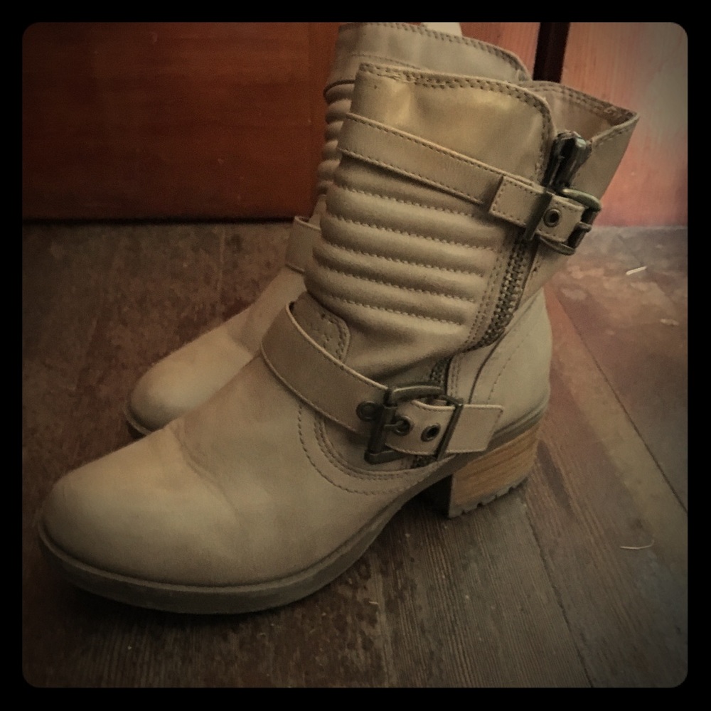 Tan ankle boots with buckle